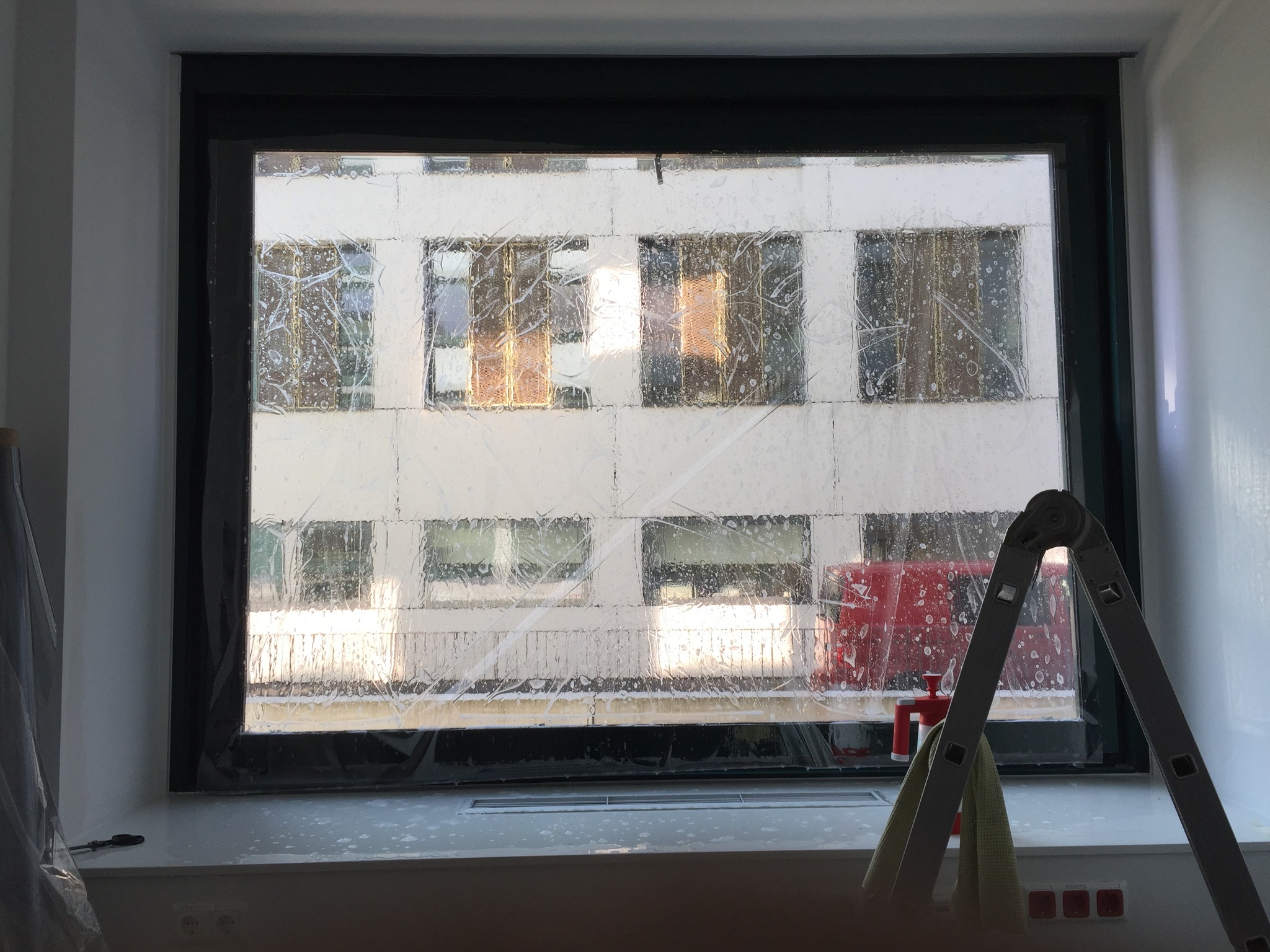 Syshwden Fensterfolie Sonnenschutzfolie Selbsthaftend Spiegelfolie Fenster  Wärmeisolierung Sichtschutz UV-Schutz Hitzeschutzfolie Rückstandslose für  Hause und Büro (Silber, 60 * 400 cm) : : Küche, Haushalt & Wohnen